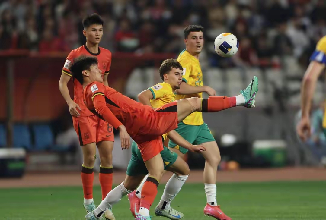 进退两难争斗足球舞台上欧洲豪强厮杀(拜仁慕尼黑队歌完整版) 进退两难争斗足球舞台上欧洲豪强厮杀(拜仁慕尼黑队歌完整版)