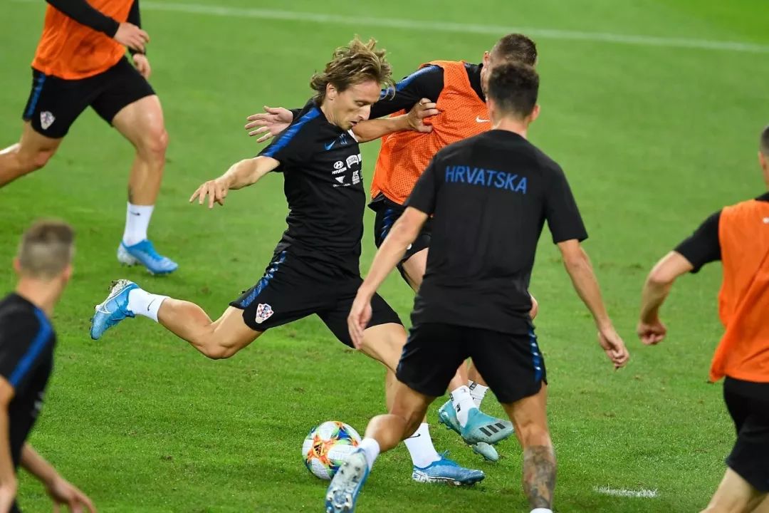 皇冠体育-瑞典队主场大胜斯洛伐克，发挥出色稳居榜首(瑞典vs斯洛伐克进球视频)